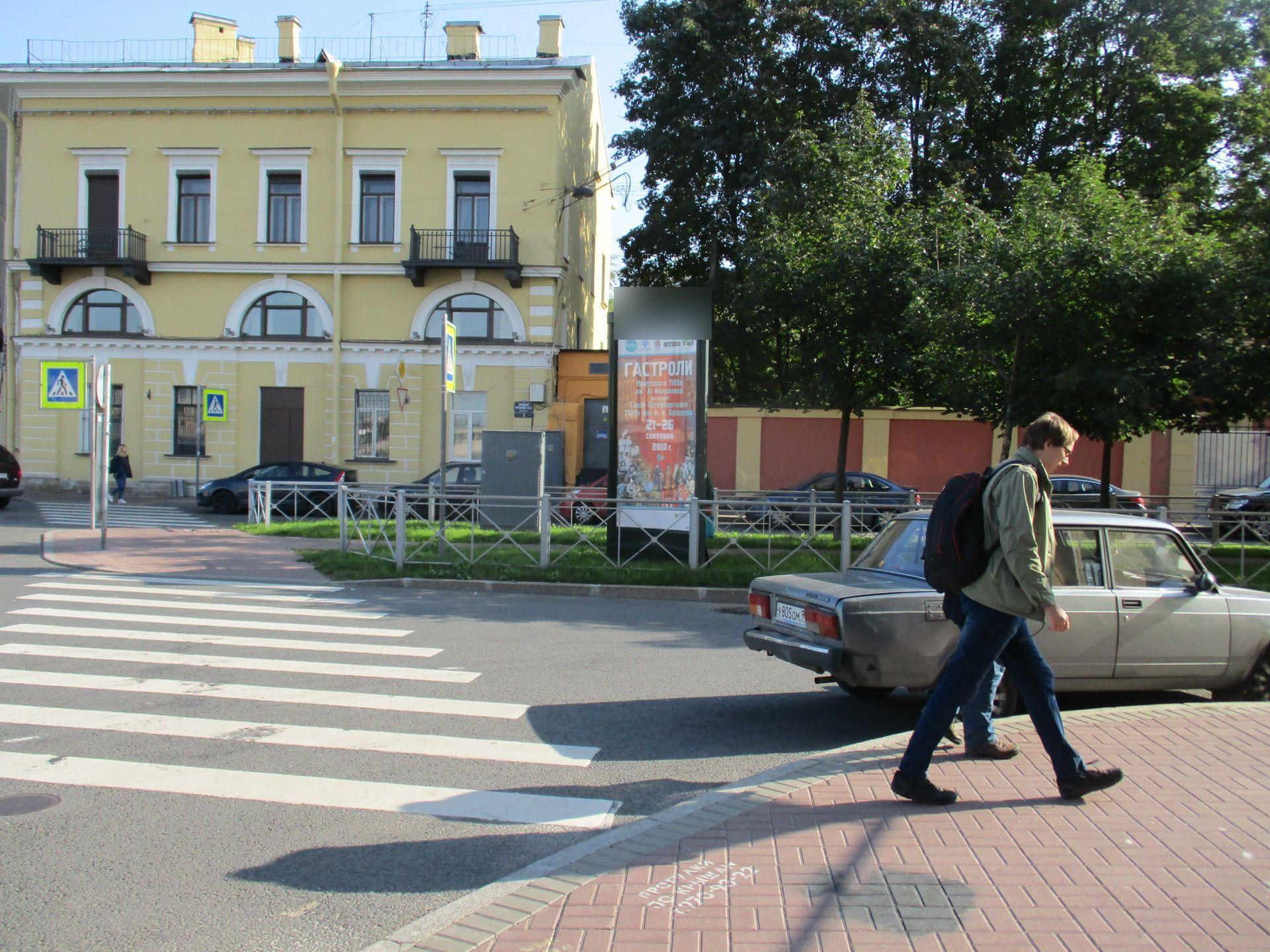 Фотография рекламного носителя, тип: Пиллар 3x1.4, адрес: Средний В.О. пр-т. Х Макарова наб., д.16, Санкт-Петербург, Россия. Сторона А №687582