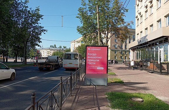 Фотография рекламного носителя, тип: Ситиформат 1.8x1.2, адрес: Газон ул., д.1, Великий Новгород, Новгородская область, Россия. Сторона A1-A10 №397457