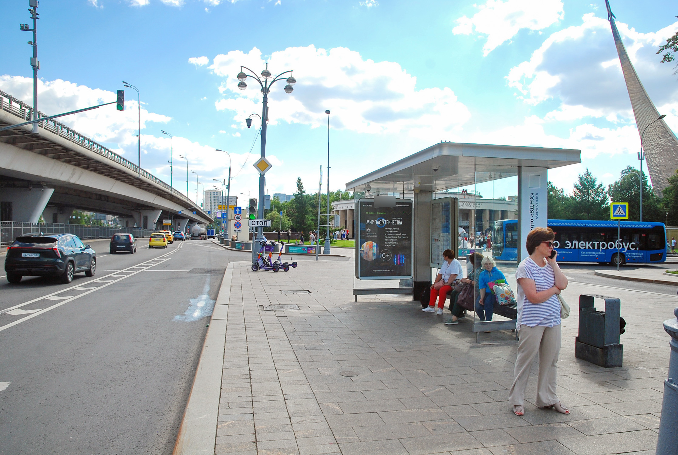 Фотография рекламного носителя, тип: Остановка 1.8x1.2, адрес: Мира пр-т., д.111, Москва, Россия. Сторона А1 №939066