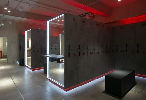 Фотография рекламного носителя, тип: Стикер на камере хранения, адрес: Фитнес-центр «Crocus Fitness Первый», МКАД 66 000м., ТРК Вегас Крокус Сити, Красногорск, Московская область, Россия. Сторона/вариант №1381253