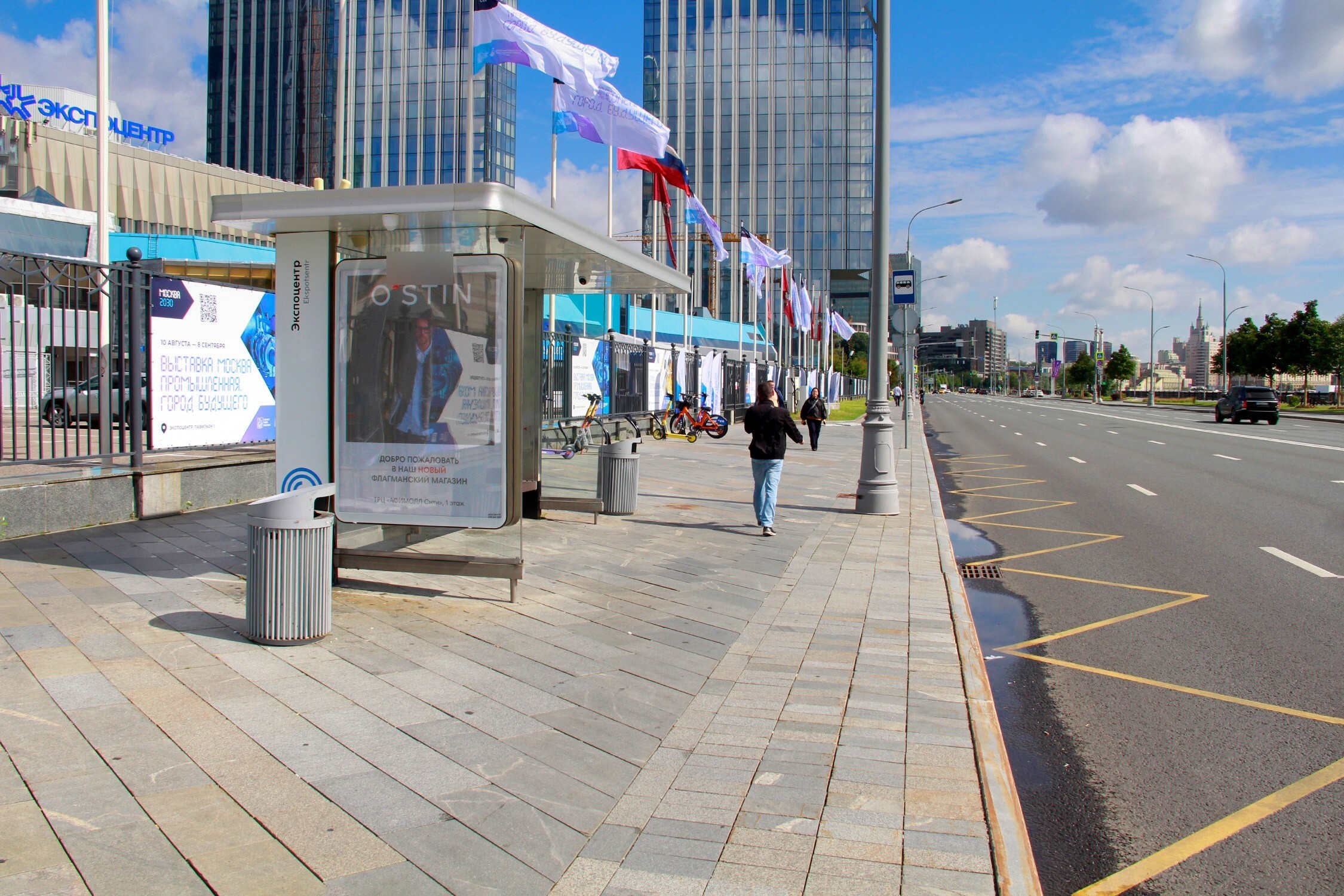 Фотография рекламного носителя, тип: Остановка 1.8x1.2, адрес: Краснопресненская наб., д.14а, стр.11, Москва, Россия. Сторона Б1 №928082