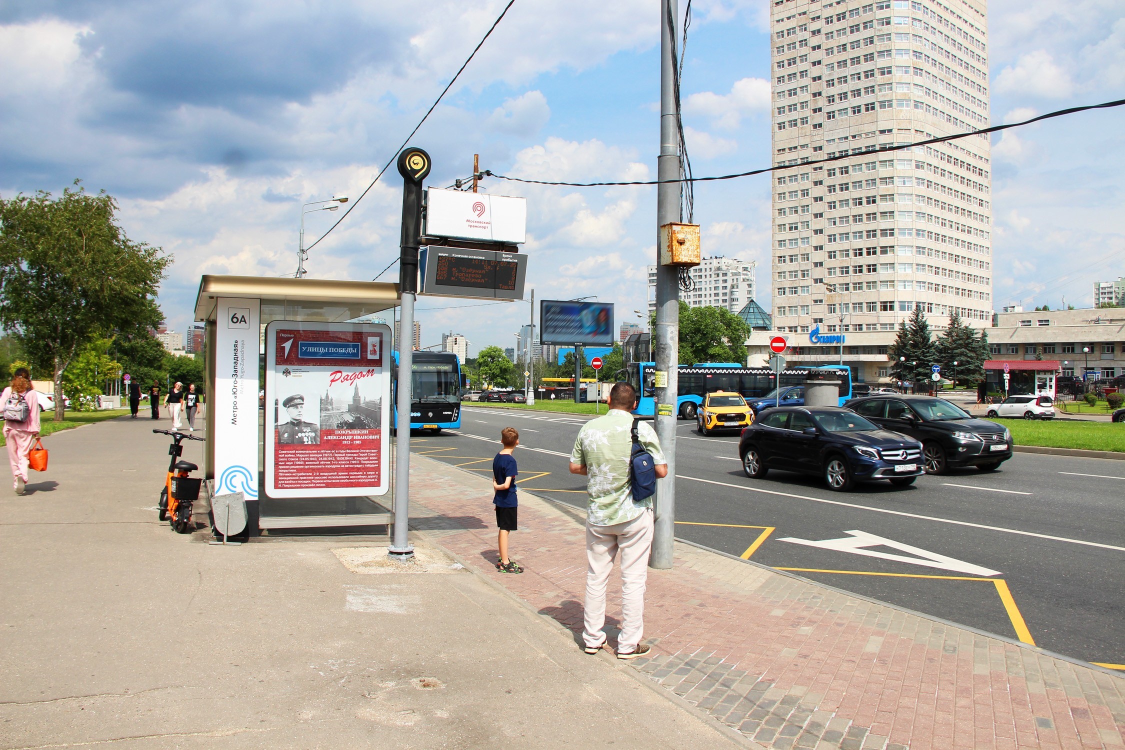 Фотография рекламного носителя, тип: Остановка 1.8x1.2, адрес: Вернадского пр-т., ост. Метро Юго-Западная, поз.5, Москва, Россия. Сторона Б №581906