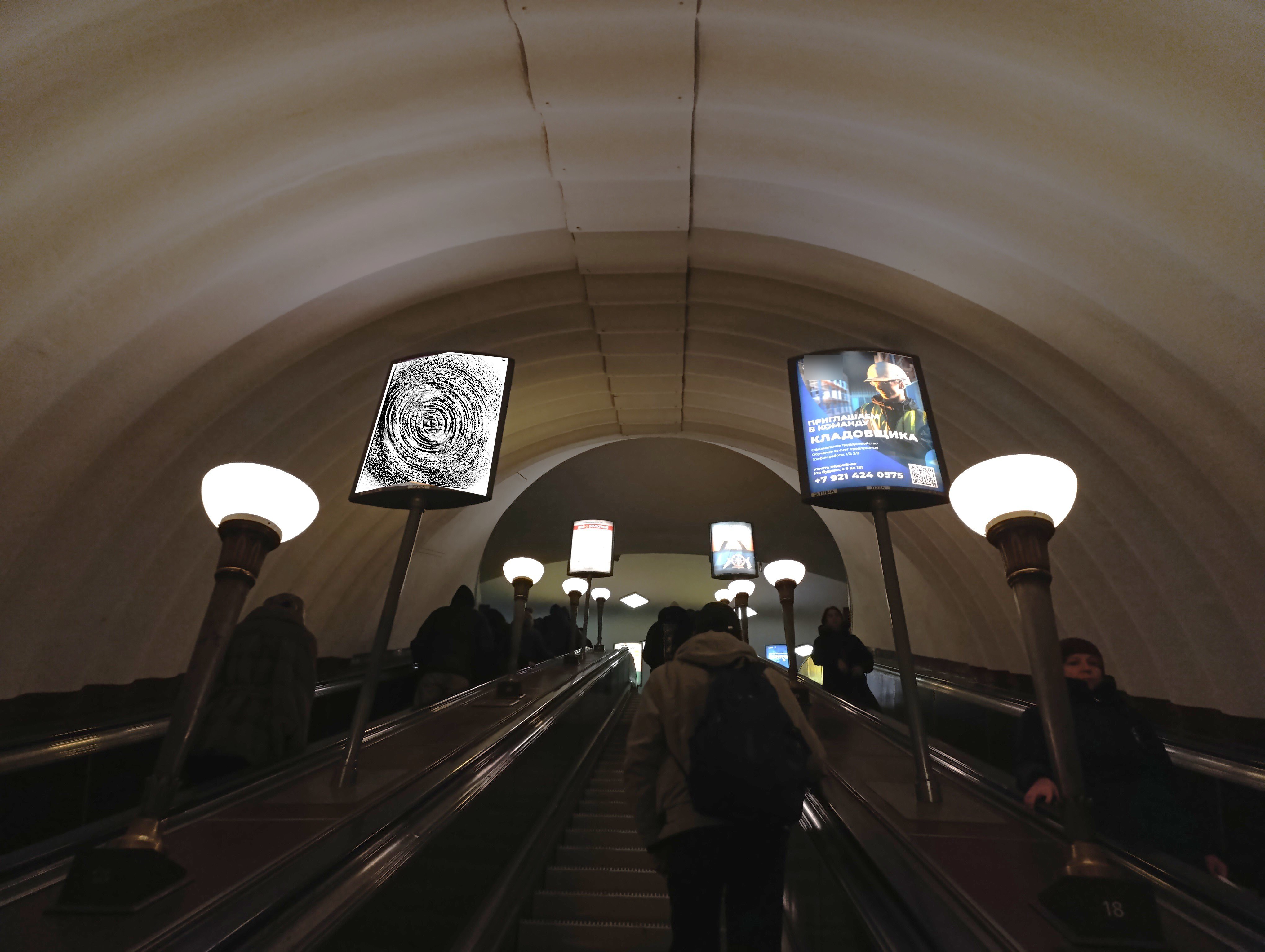 Фотография рекламного носителя, тип: Лайтбокс, адрес: Станция метро «Сенная площадь», линия Московско-Петроградская, Санкт-Петербург, Россия. Сторона/вариант А №1606258