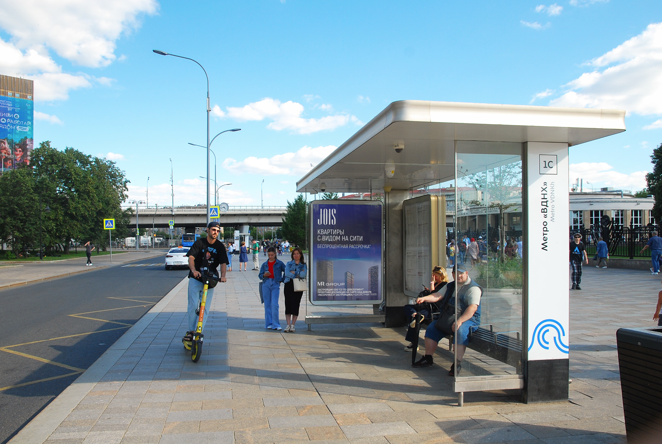 Фотография рекламного носителя, тип: Остановка 1.8x1.2, адрес: 1-й Поперечный пр-зд., поз.6, Москва, Россия. Сторона А1 №335278