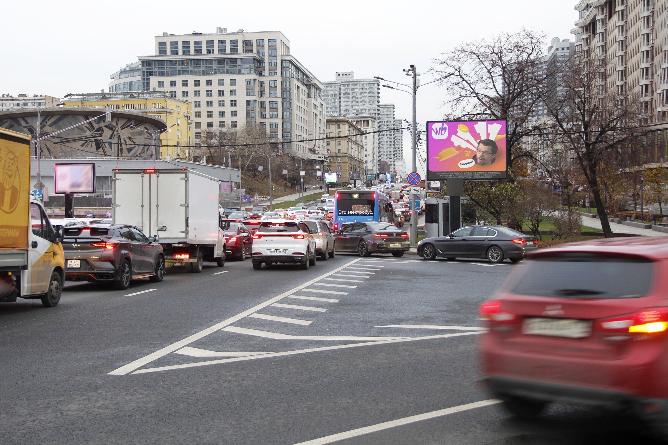 Фотография рекламного носителя, тип: Ситиборд 2.7x3.7, адрес: Новый Арбат ул., д.31, Москва, Россия. Сторона А1 №769885