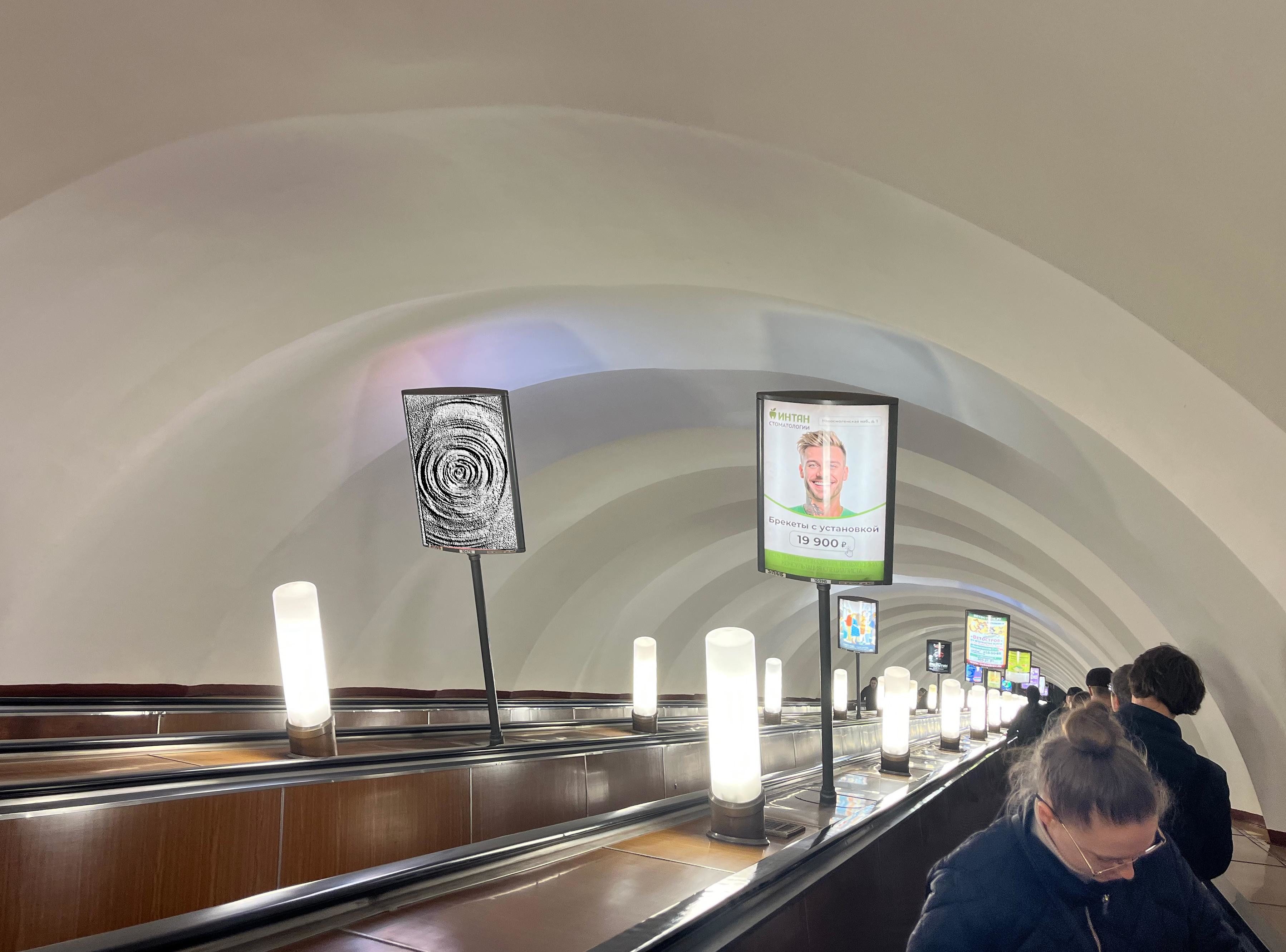 Фотография рекламного носителя, тип: Лайтбокс, адрес: Станция метро «Приморская», линия Невско-Василеостровская, Санкт-Петербург, Россия. Сторона/вариант Б №1060710
