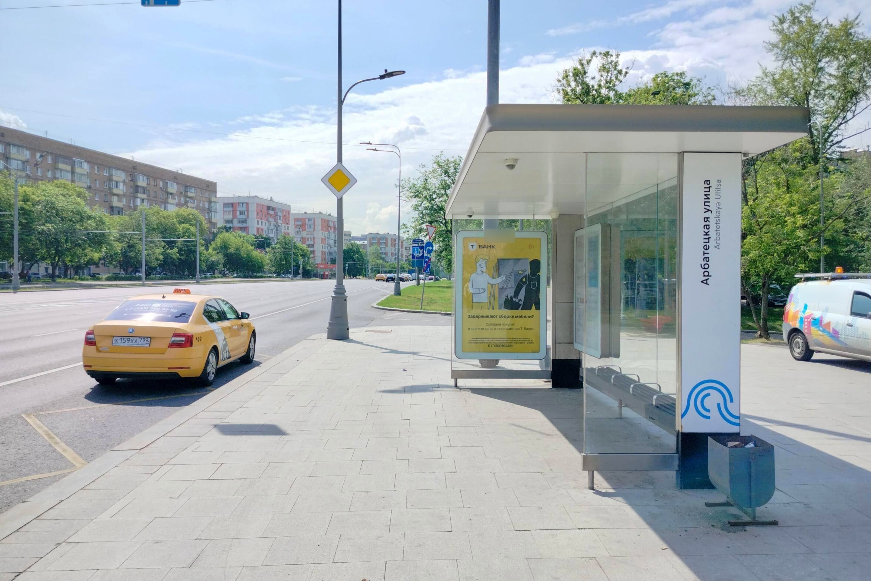 Фотография рекламного носителя, тип: Остановка 1.8x1.2, адрес: Симоновский Вал ул., ост. "Арбатецкая ул.", Москва, Россия. Сторона А №1005072