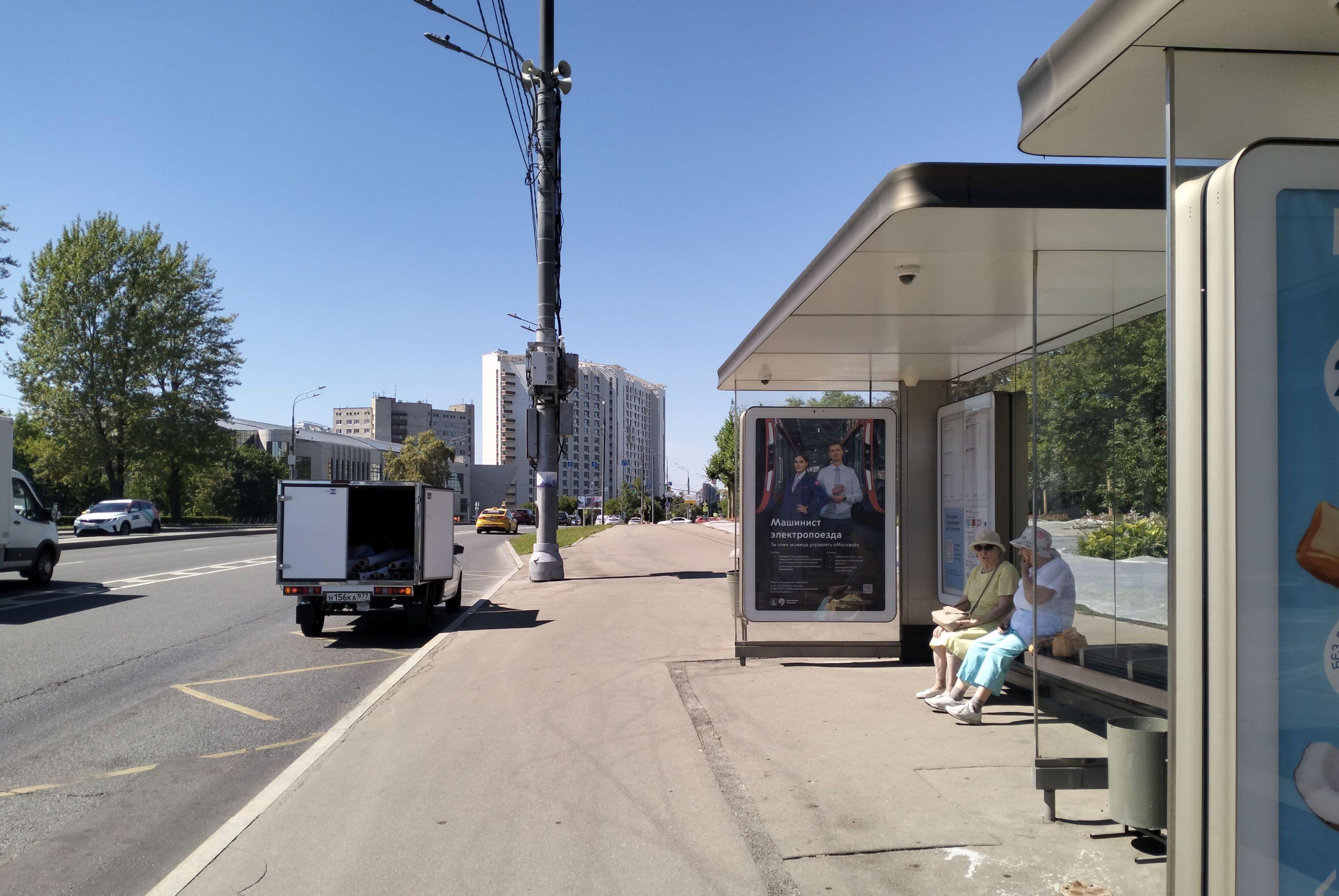 Фотография рекламного носителя, тип: Остановка 1.8x1.2, адрес: Лобачевского ул., ост. МГИМО, поз.2, Москва, Россия. Сторона А №1012018