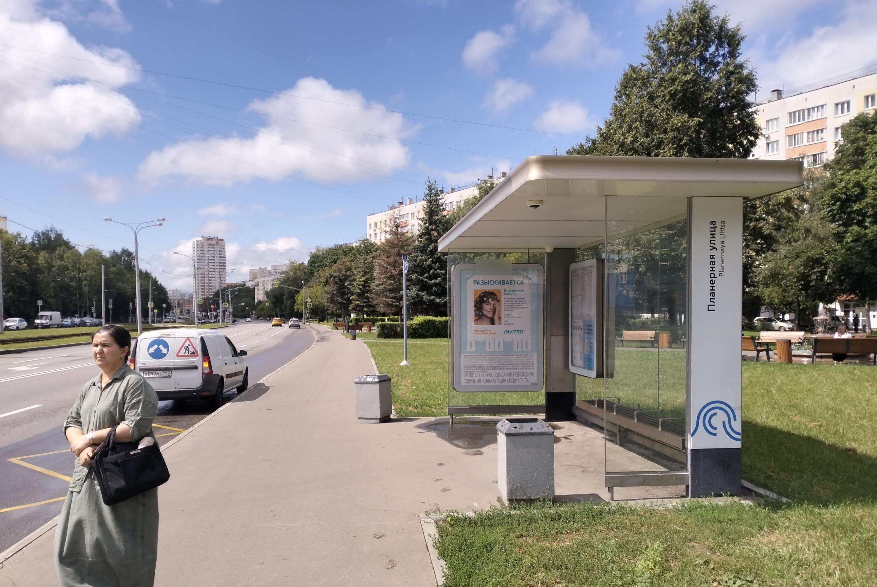 Фотография рекламного носителя, тип: Остановка 1.8x1.2, адрес: Героев Панфиловцев ул., ост. "Планерная ул.", поз.2, Москва, Россия. Сторона А №925809