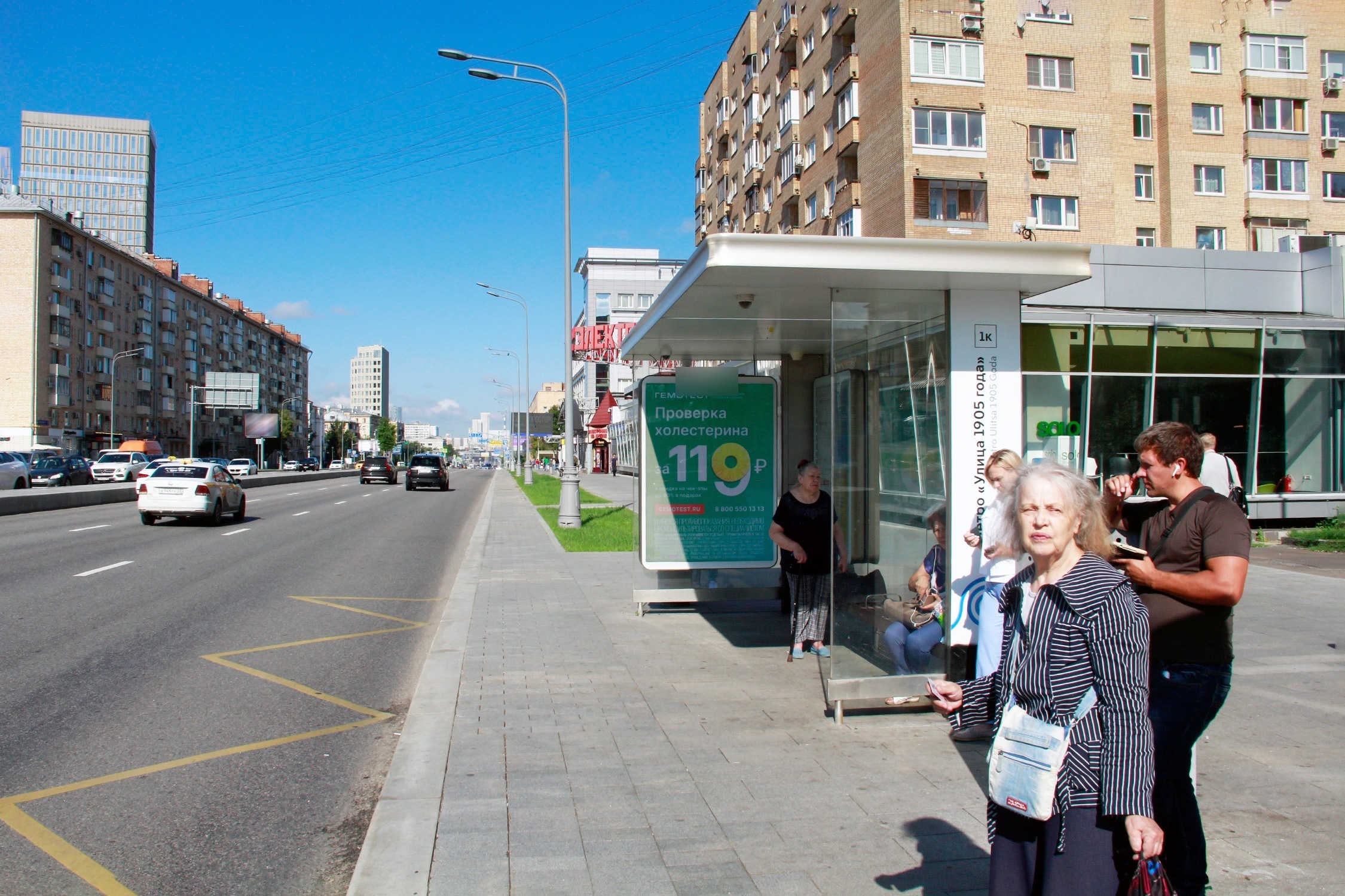 Фотография рекламного носителя, тип: Остановка 1.8x1.2, адрес: Звенигородское ш., д.2, ост. м. "Улица 1905 года", Москва, Россия. Сторона А1 №1065650