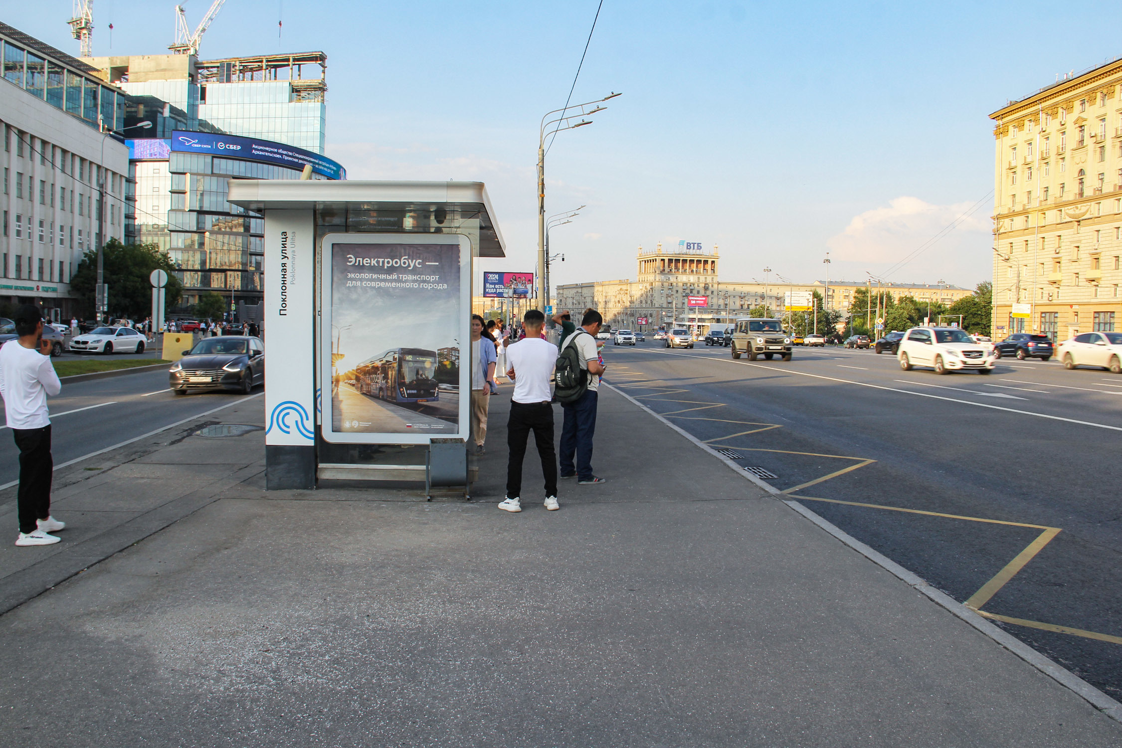 Фотография рекламного носителя, тип: Остановка 1.8x1.2, адрес: Кутузовский пр-т ост."Поклонная ул." из центра, Москва, Россия. Сторона Б №335424