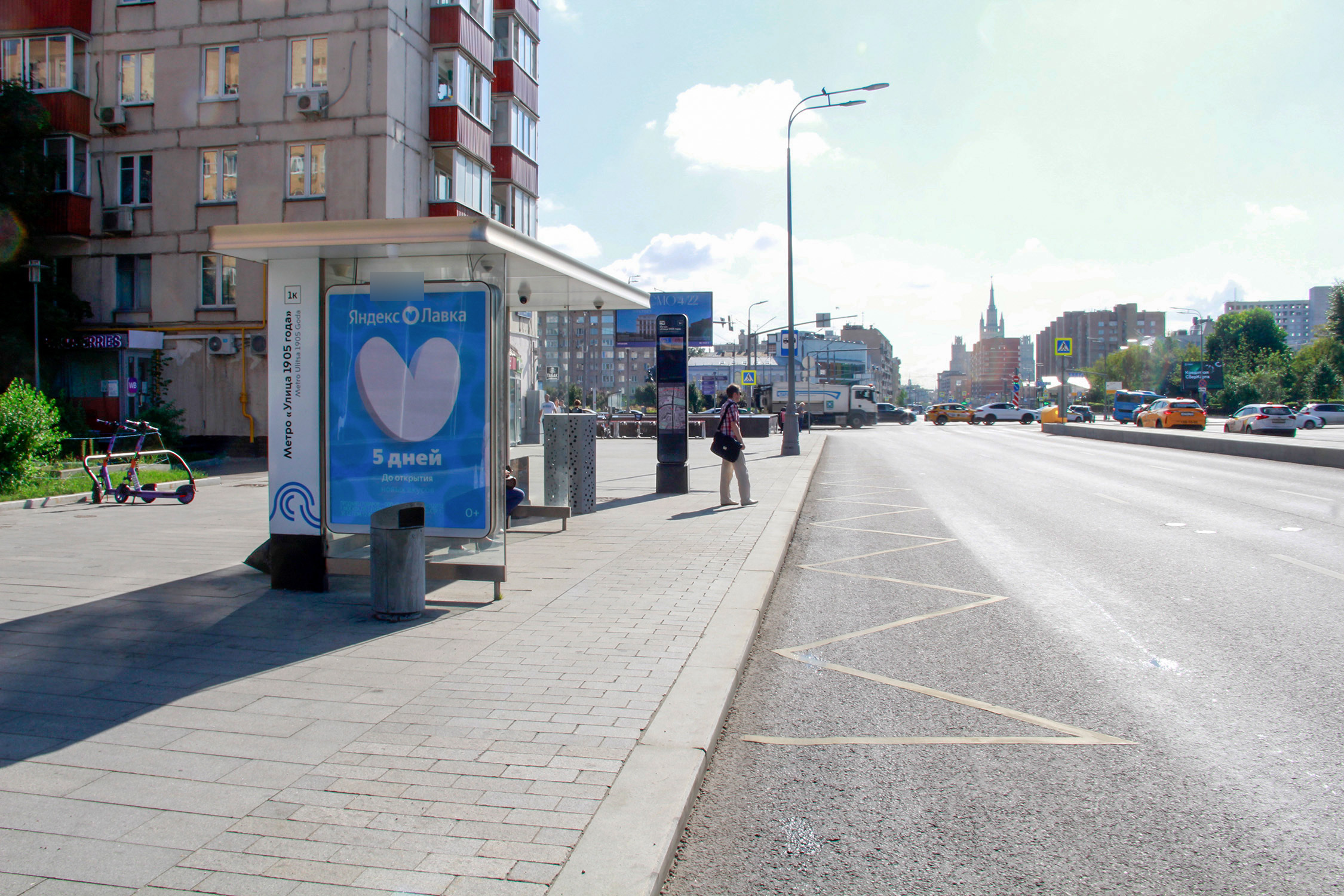Фотография рекламного носителя, тип: Остановка 1.8x1.2, адрес: Звенигородское ш., д.2, ост. м. "Улица 1905 года", Москва, Россия. Сторона Б1 №1065651