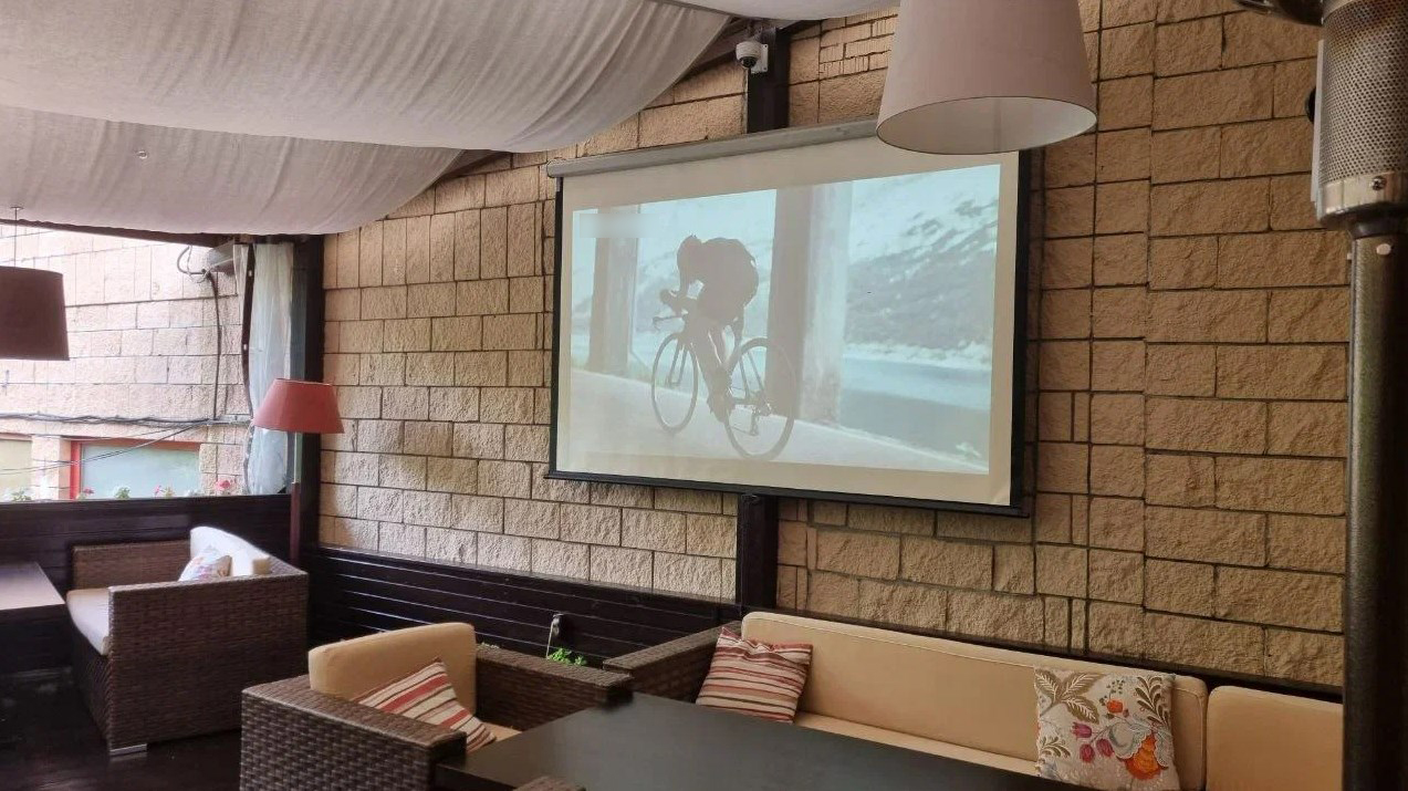 Фотография рекламного носителя, тип: Видеоэкран, адрес: Ресторан «Магадан на Красной пресне», Дружинниковская ул., д.30, стр.1, Москва, Россия. Сторона/вариант №1069283