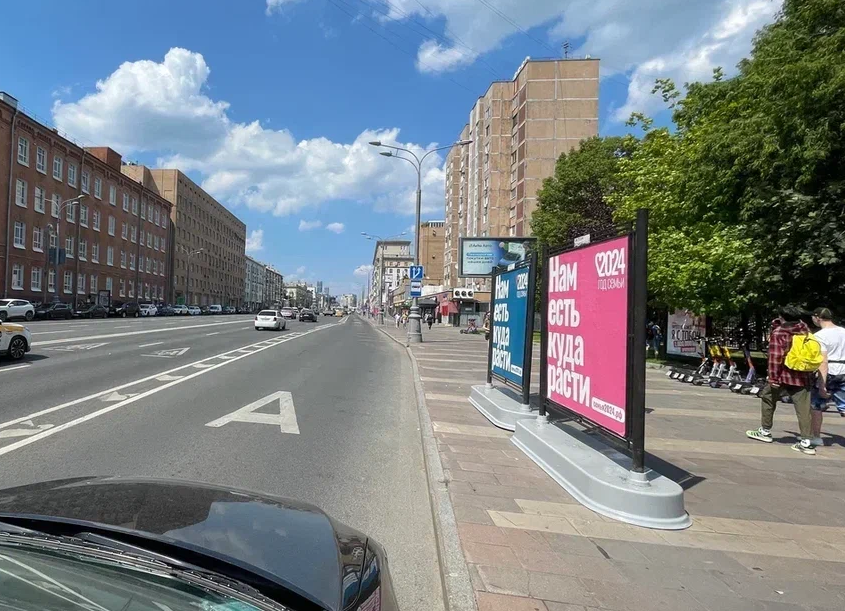 Фотография рекламного носителя, тип: Афиша 1.75x1.8, адрес: Новослободская ул., д.38, поз.1, стенд 1, Москва, Россия. Сторона A №1381997