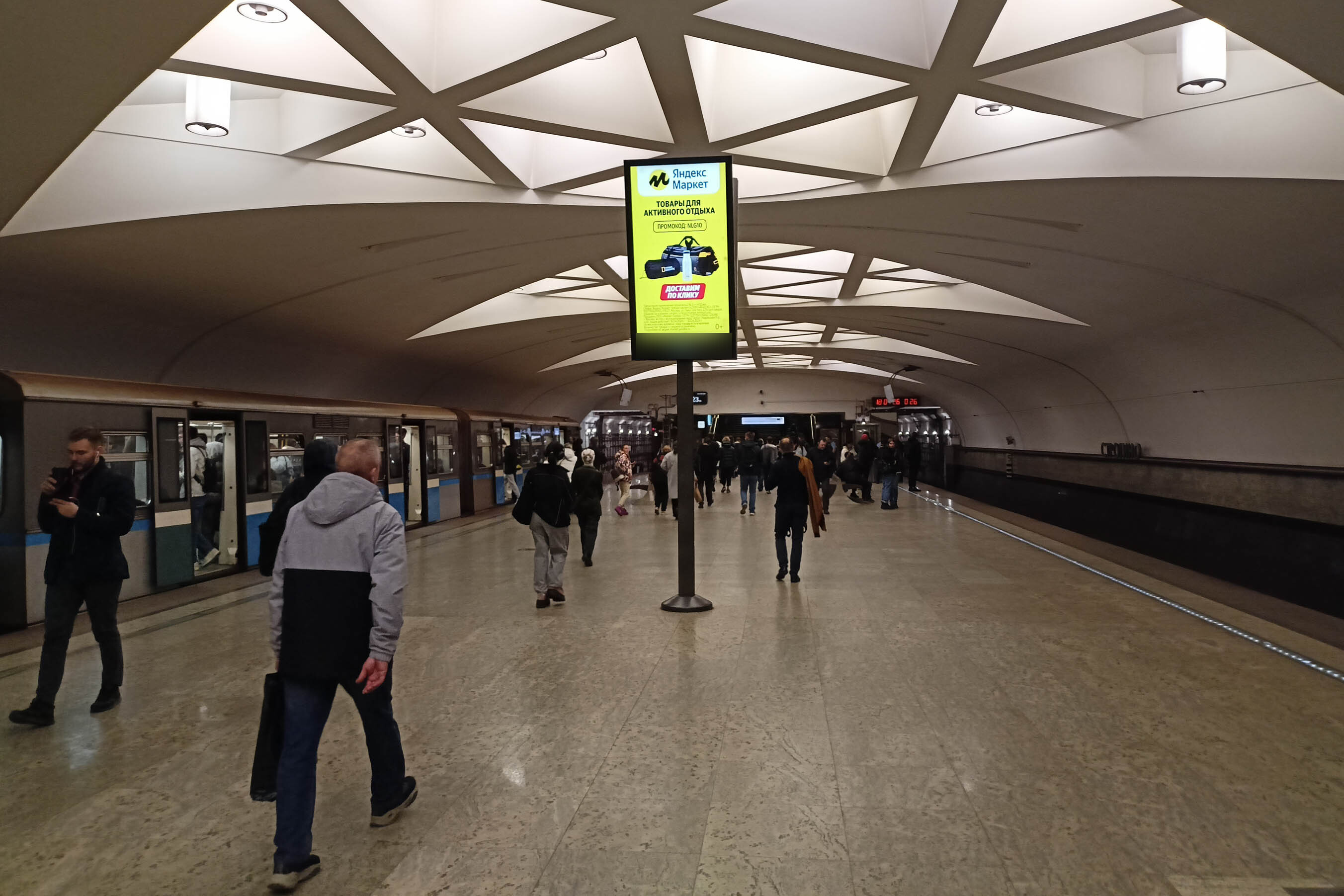 Фотография рекламного носителя, тип: Видеоэкран, адрес: Станция метро «Строгино», линия Арбатско-Покровская, Москва, Россия. Сторона/вариант А2 №1423292