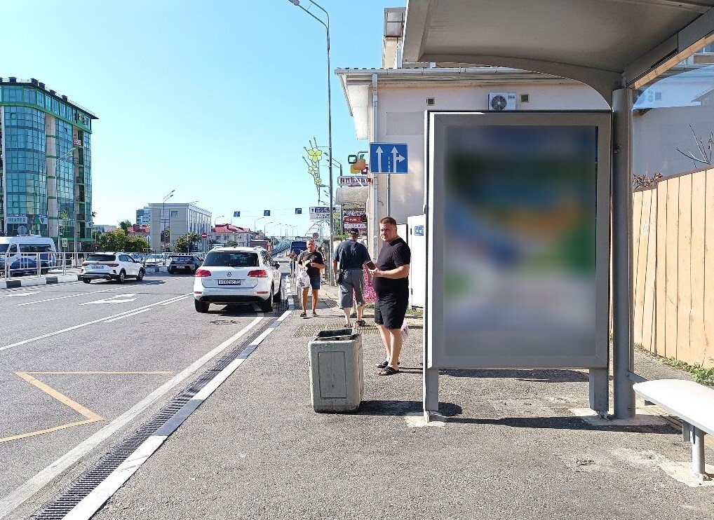 Фотография рекламного носителя, тип: Остановка 1.8x1.2, адрес: Ленина ул., остановка сан.Адлер, поз.2, Адлер, Краснодарский край, Россия. Сторона А №1335501