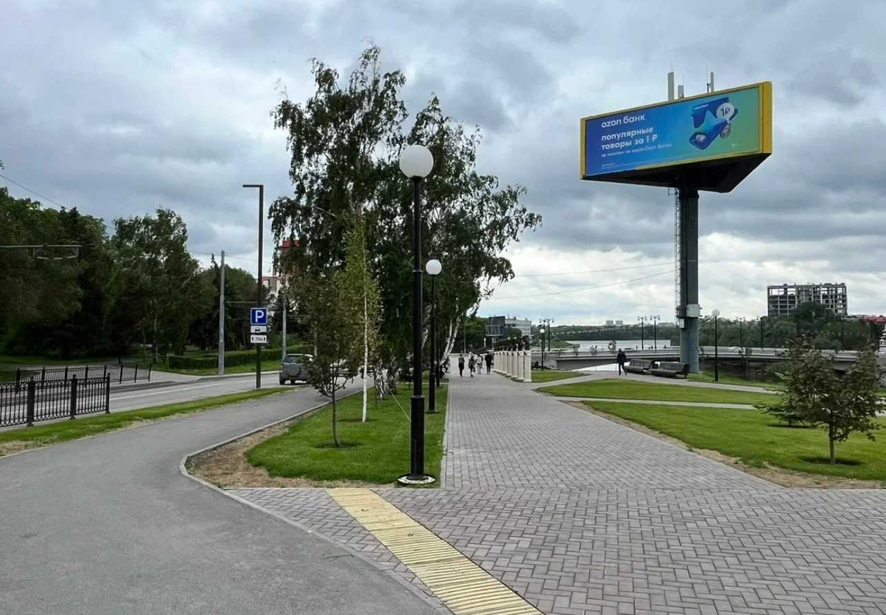 Фотография рекламного носителя, тип: Суперсайт 4x12, адрес: Думская ул, напротив Омского городского Совета, Омск, Омская область, Россия. Сторона А3 №606286