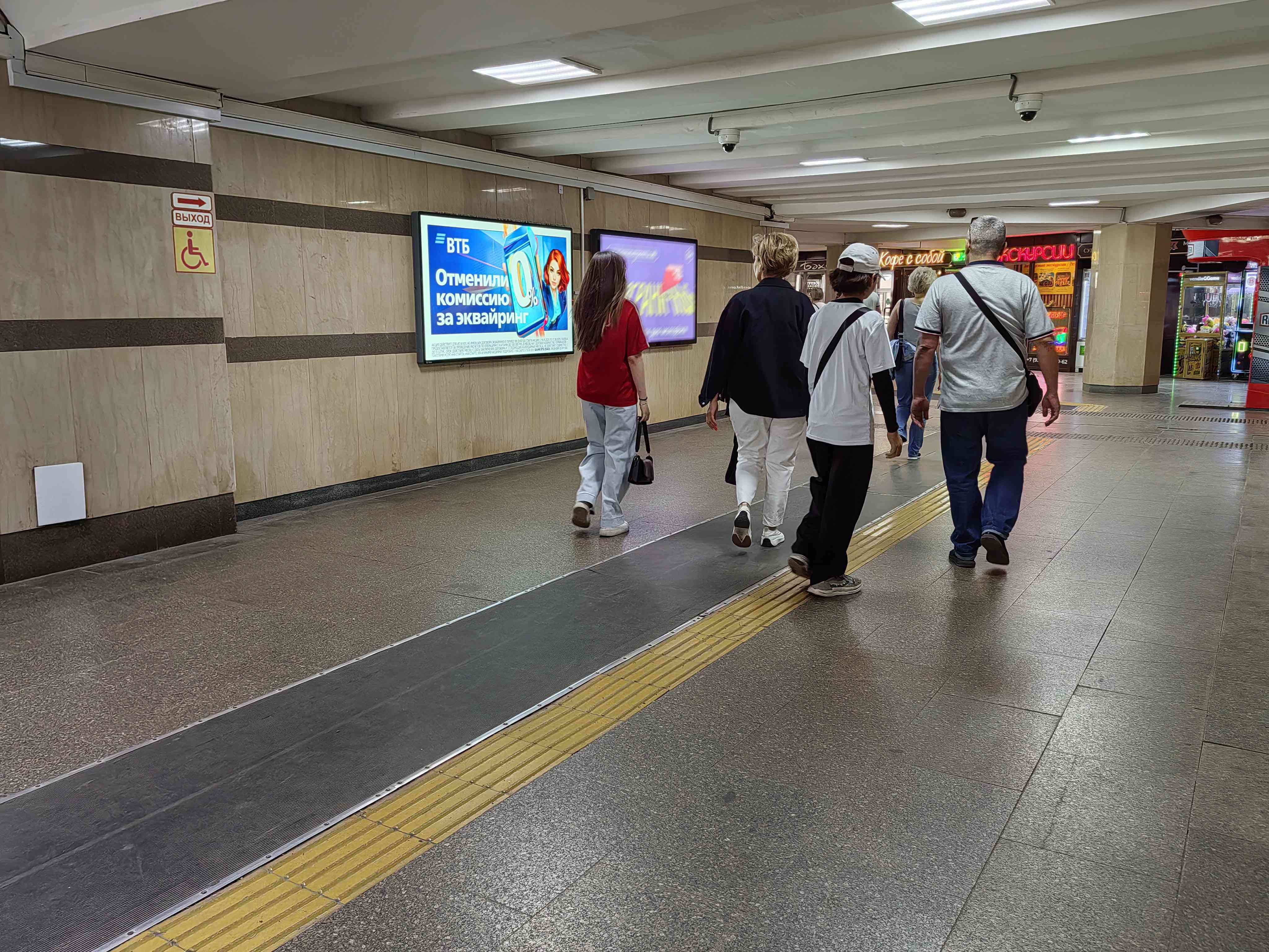 Фотография рекламного носителя, тип: Видеоэкран, адрес: Станция метро «Кремлевская», Казань, Республика Татарстан, Россия. Сторона/вариант №1371526