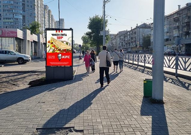 Фотография рекламного носителя, тип: Ситиформат 1.8x1.2, адрес: Щорса ул., д.92 Х 8 Марта ул., д.150, Екатеринбург, Свердловская область, Россия. Сторона Б1 №1026942