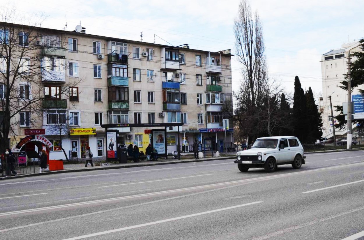 Фотография рекламного носителя, тип: Остановка 1.8x1.2, адрес: Генерала Острякова пр-т., ост. Техническая библиотека, поз.2, Севастополь, Россия. Сторона Б1 №721435