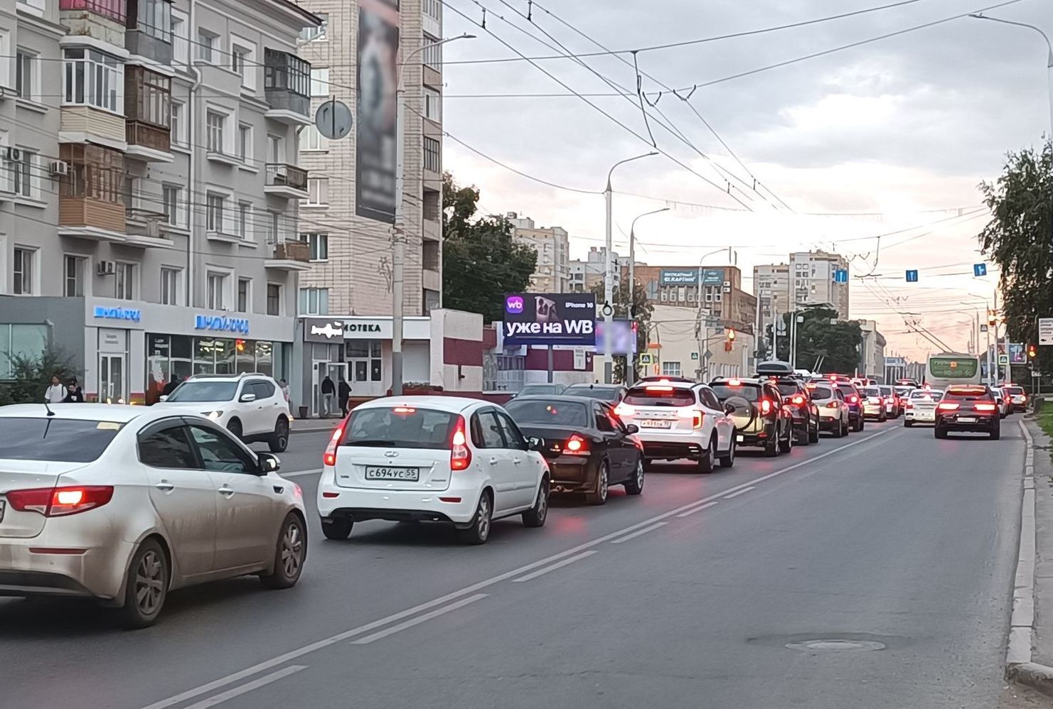 Фотография рекламного носителя, тип: Билборд 3x6, адрес: Красный Путь ул., д.81 Х Кемеровская ул., Омск, Омская область, Россия. Сторона Б1 №603401