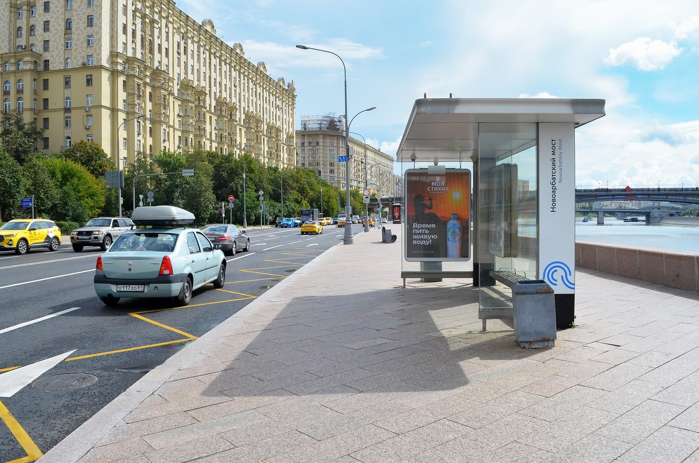 Фотография рекламного носителя, тип: Остановка 1.8x1.2, адрес: Смоленская наб., ост. "Новоарбатский мост", Москва, Россия. Сторона А1 №706858