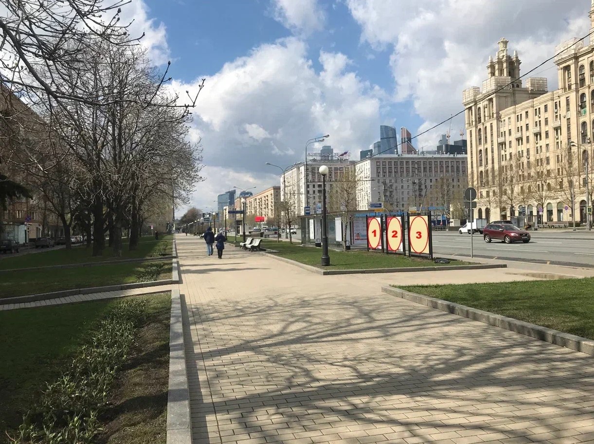 Фотография рекламного носителя, тип: Афиша 1.75x1.8, адрес: Кутузовский пр-т., д.5/3, стенд 2, Москва, Россия. Сторона B №886890