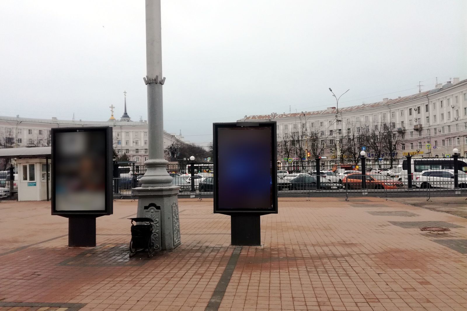 Фотография рекламного носителя, тип: Ситиформат 1.8x1.2, адрес: Воронеж-1, Привокзальная площадь, слева от главного входа в вокзал, поз.1, Воронеж, Воронежская область, Россия. Сторона А2 №836477