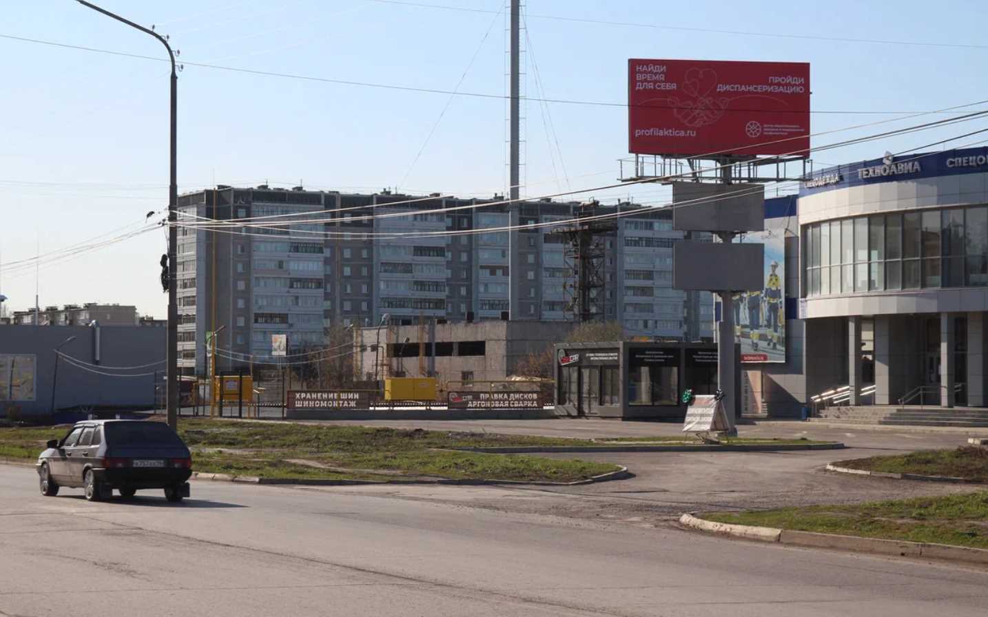 Фотография рекламного носителя, тип: Нестандартный билборд, адрес: Октябрьская ул., д.109, Каменск-Уральский, Свердловская область, Россия. Сторона А №1335219