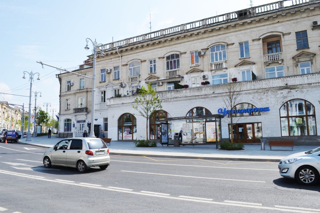 Фотография рекламного носителя, тип: Остановка 1.8x1.2, адрес: Лазарева пл., ост. ТЦ Черноморочка, Севастополь, Россия. Сторона A6-А10 №721574