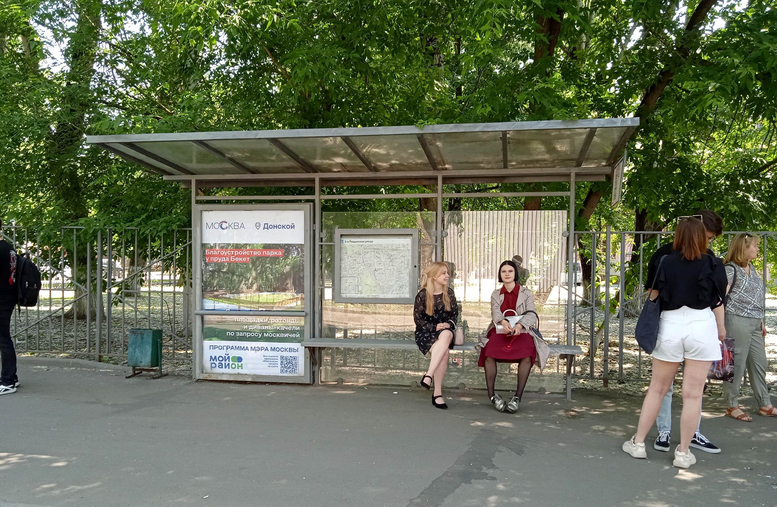 Фотография рекламного носителя, тип: Остановка 1.8x1.2, адрес: 4-й Рощинский пр-зд, д.9А, Москва, Россия. Сторона А №1012559