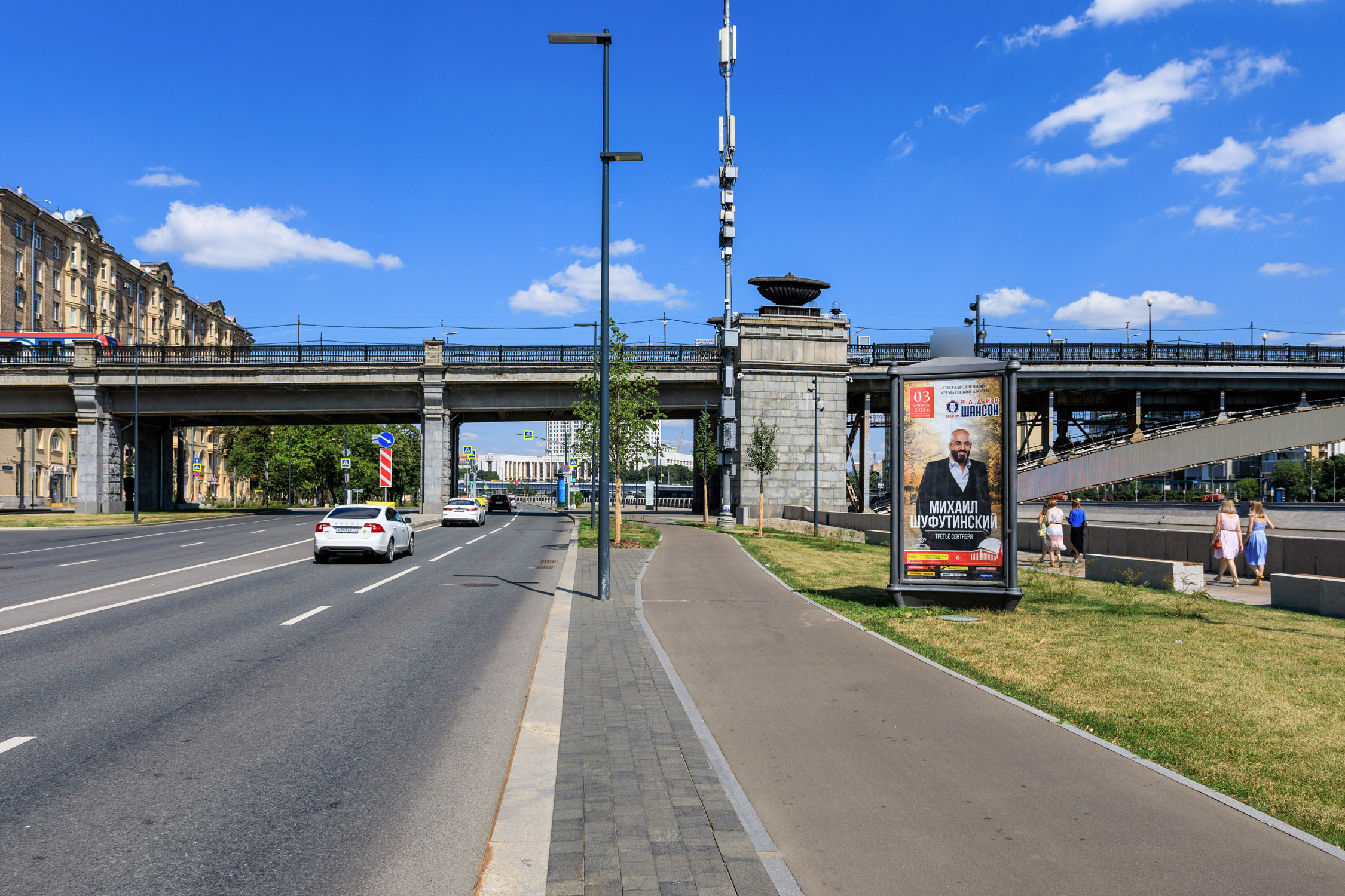 Фотография рекламного носителя, тип: Пиллар 3x1.4, адрес: Шевченко Тараса наб., д.1/2, Москва, Россия. Сторона А №330106