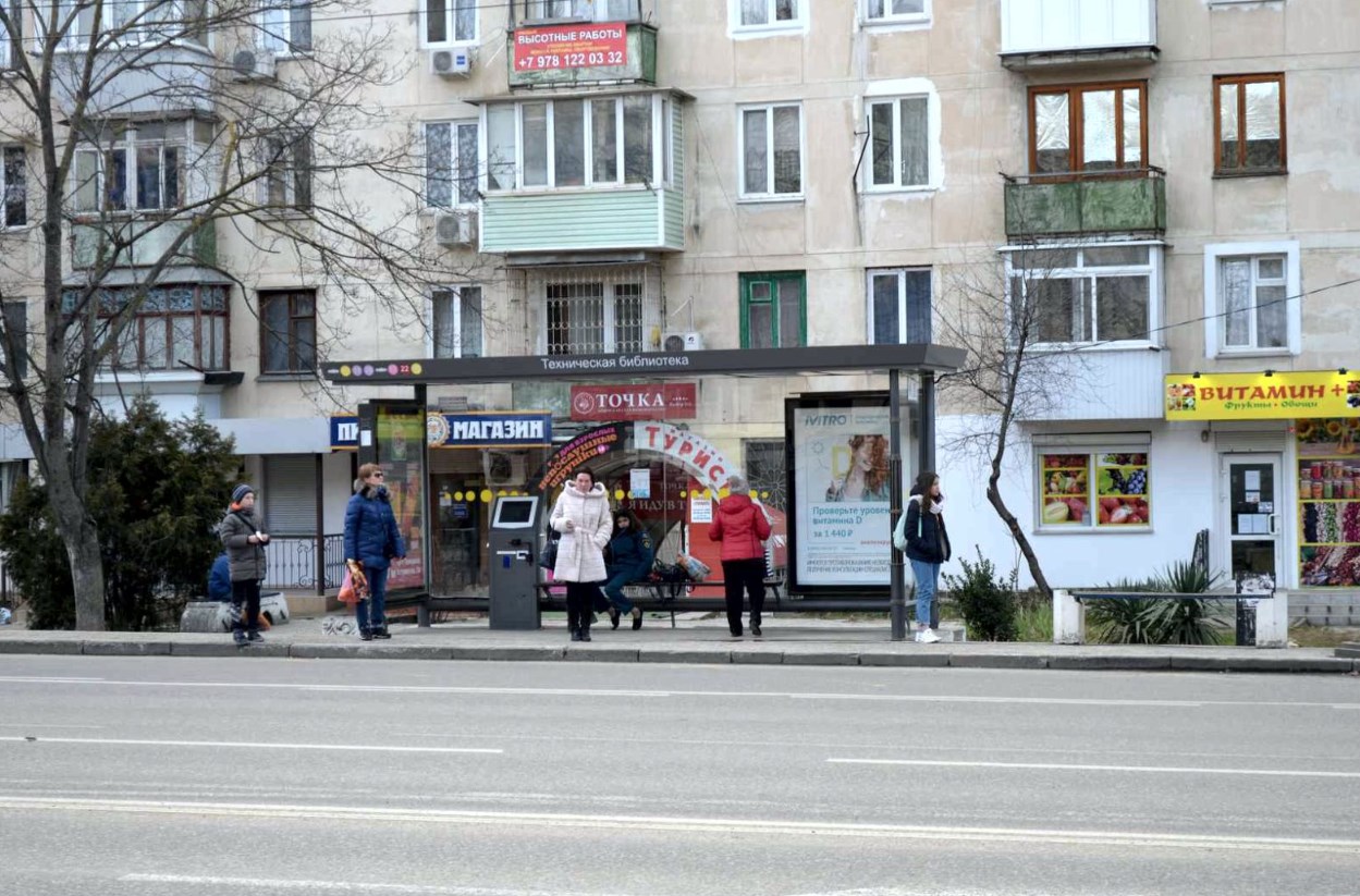 Фотография рекламного носителя, тип: Остановка 1.8x1.2, адрес: Генерала Острякова пр-т., ост. Техническая библиотека, поз.2, Севастополь, Россия. Сторона A6 №721436