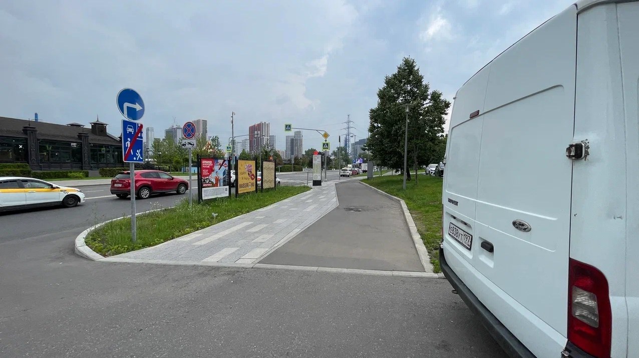 Фотография рекламного носителя, тип: Афиша 1.75x1.8, адрес: Матвеевская ул., д.2, поз.2, стенд 3, Москва, Россия. Сторона B №887006