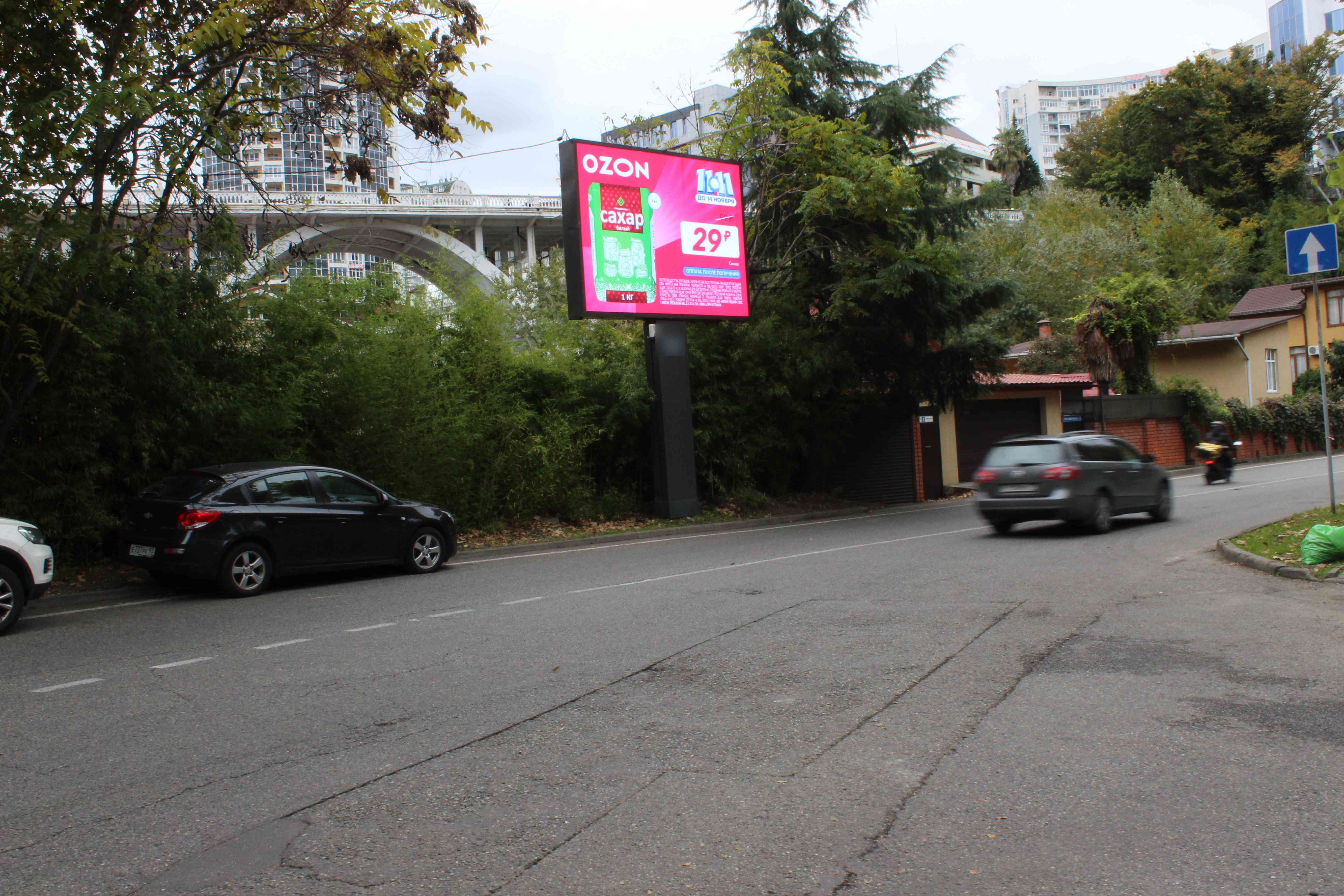 Фотография рекламного носителя, тип: Ситиборд 2.7x3.7, адрес: Черноморская ул., Гранд Отель Жемчужина, Сочи, Краснодарский край, Россия. Сторона А1 №549348