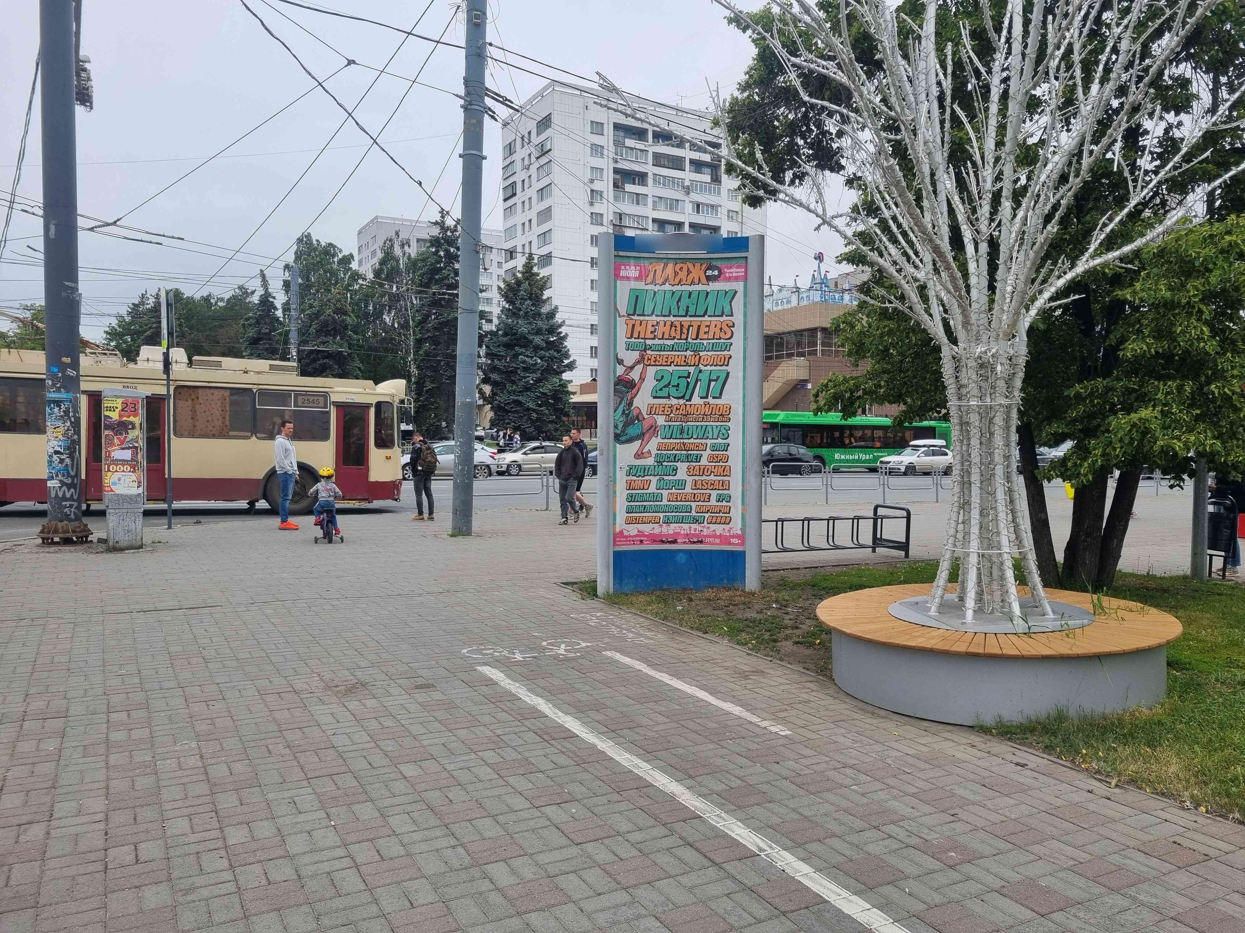 Фотография рекламного носителя, тип: Пиллар 3x1.4, адрес: Ленина пр-т. Х Энгельса ул., д.65, Челябинск, Челябинская область, Россия. Сторона А №1329489