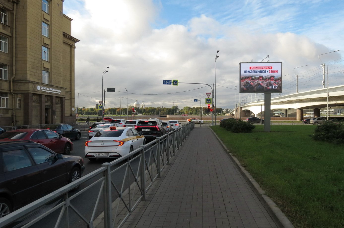 Фотография рекламного носителя, тип: Ситиборд 2.7x3.7, адрес: Заневский пр-т., д.1 Х мост Александра Невского, Санкт-Петербург, Россия. Сторона А1 №776109