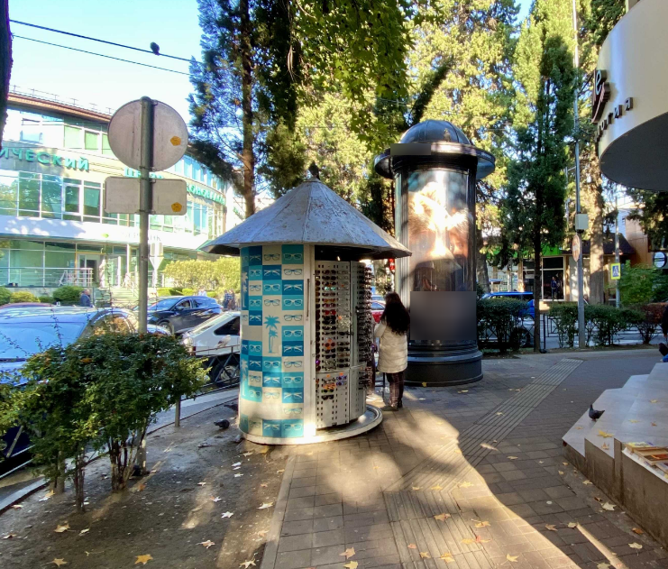 Фотография рекламного носителя, тип: Пиллар 3x1.4, адрес: Московская ул. Х Роз ул., поз.1, Сочи, Краснодарский край, Россия. Сторона С №1056739