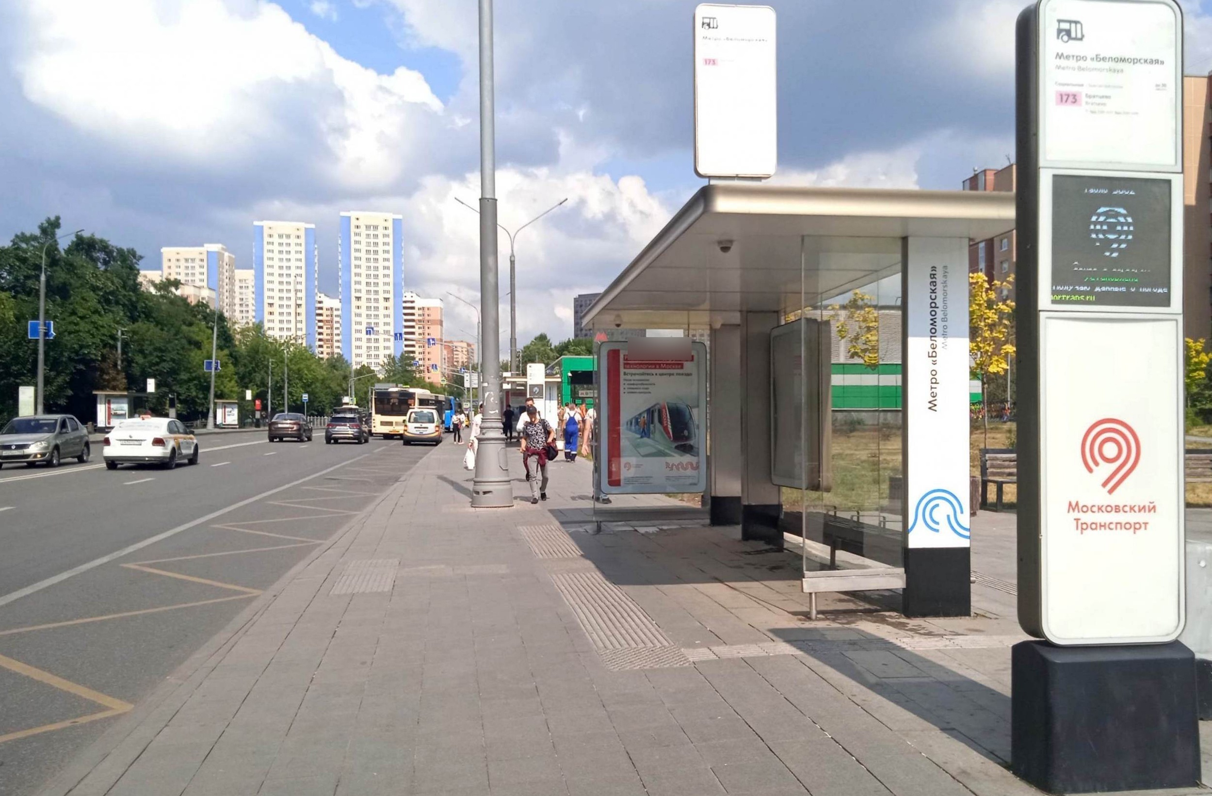 Фотография рекламного носителя, тип: Остановка 1.8x1.2, адрес: Беломорская ул., ост. Метро "Беломорская", поз.5, Москва, Россия. Сторона А №995360