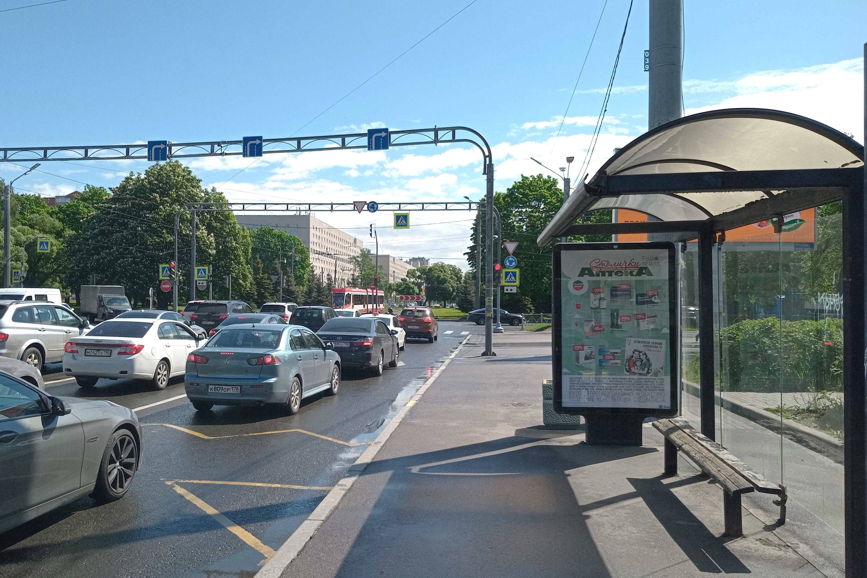 Фотография рекламного носителя, тип: Остановка 1.8x1.2, адрес: 2-й Муринский пр-т., д.51 Х Мужества пл., Санкт-Петербург, Россия. Сторона А №139845