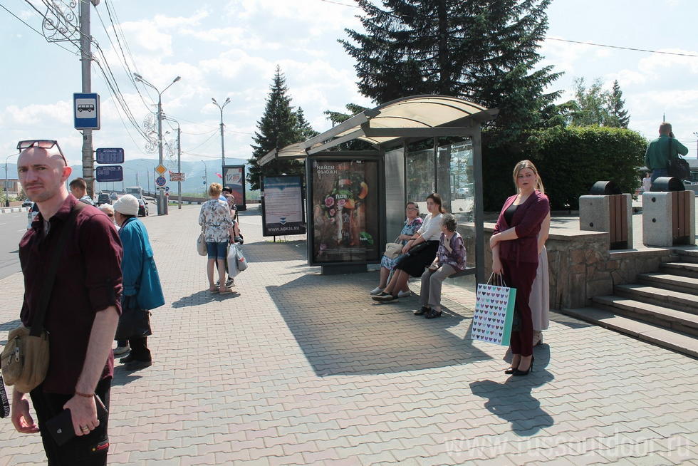 Фотография рекламного носителя, тип: Остановка 1.8x1.2, адрес: Вейнбаума ул., ост. "Театр Оперы и Балета", поз.1, Красноярск, Красноярский край, Россия. Сторона А №158573