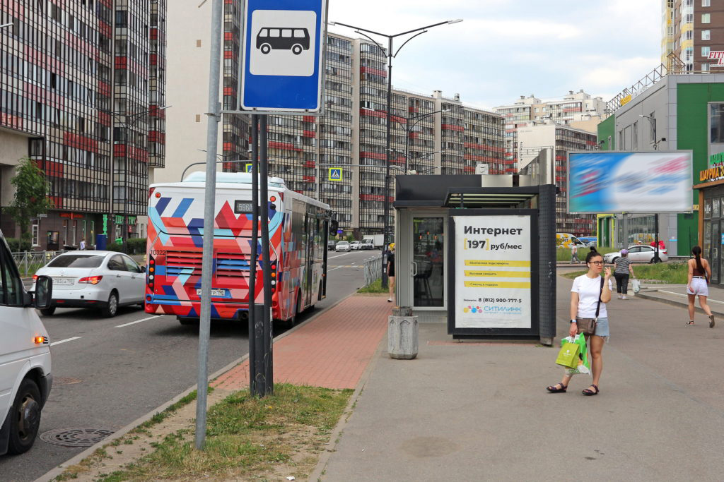 Фотография рекламного носителя, тип: Остановка 1.8x1.2, адрес: Европейский пр-т., у МЕГА ПАРК, Кудрово, Ленинградская область, Россия. Сторона А №1348703