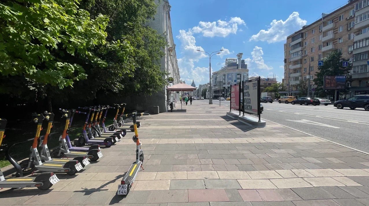 Фотография рекламного носителя, тип: Афиша 1.75x1.8, адрес: Новослободская ул., д.38, поз.1, стенд 1, Москва, Россия. Сторона B №789401