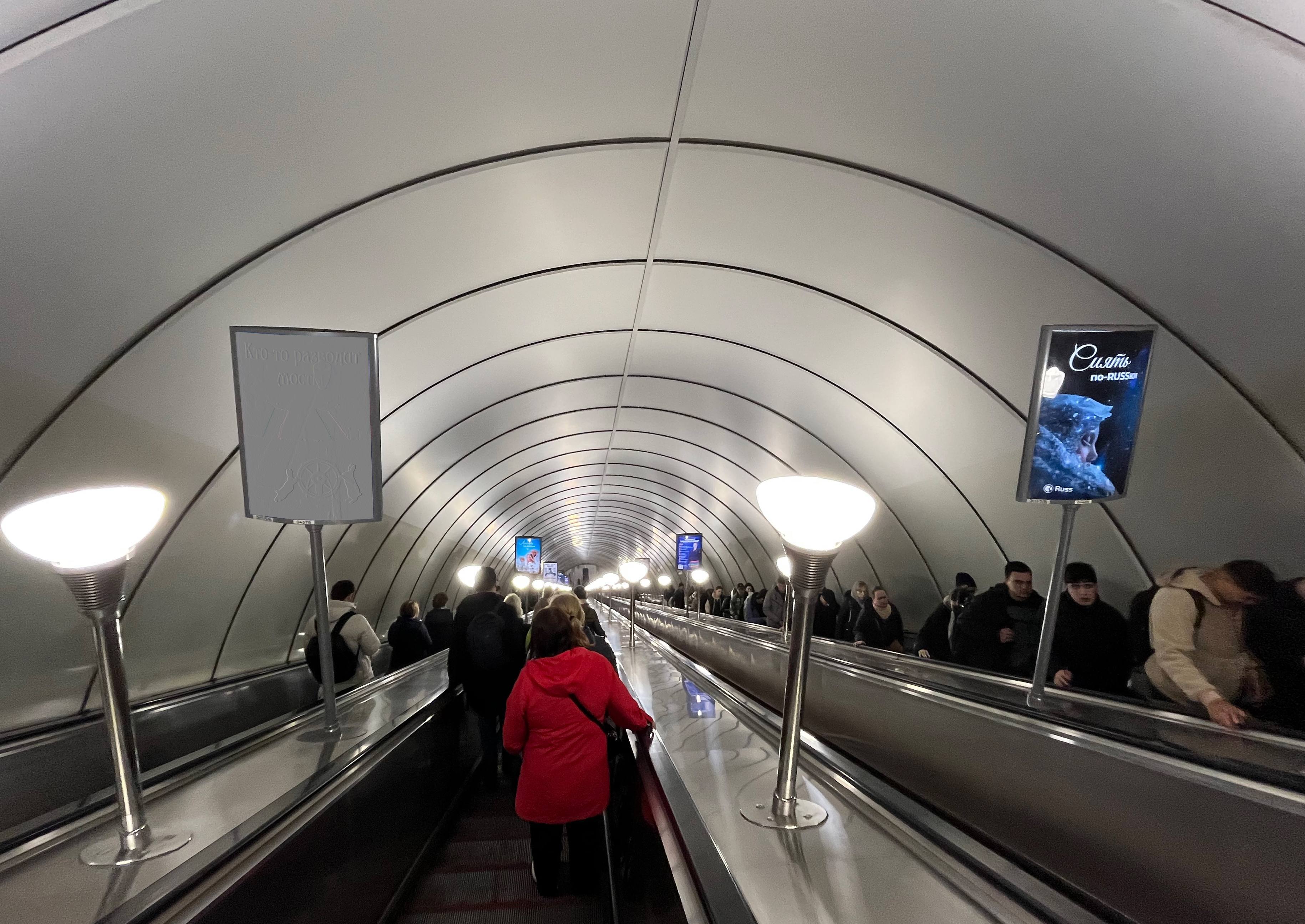 Фотография рекламного носителя, тип: Лайтбокс, адрес: Станция метро «Ладожская», линия Правобережная, Санкт-Петербург, Россия. Сторона/вариант Б №1370066