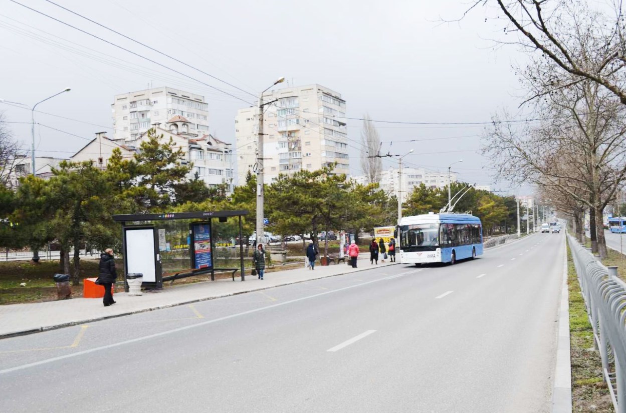 Фотография рекламного носителя, тип: Остановка 1.8x1.2, адрес: Генерала Острякова пр-т., ост. Переход, поз.2, Севастополь, Россия. Сторона Б1 №721416