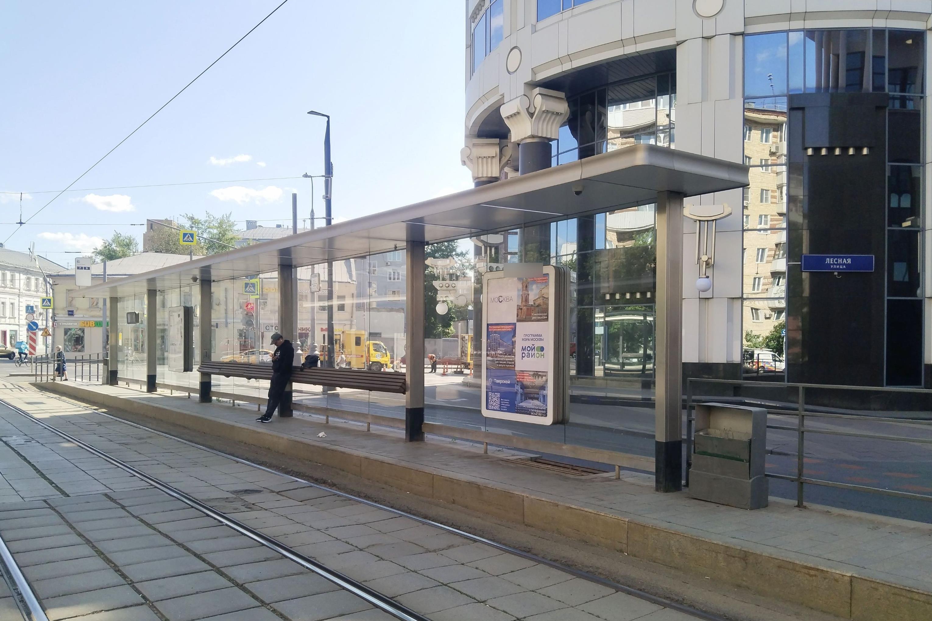 Фотография рекламного носителя, тип: Остановка 1.8x1.2, адрес: Лесная ул., ост. Лесная ул., поз.2, Москва, Россия. Сторона А №1011995