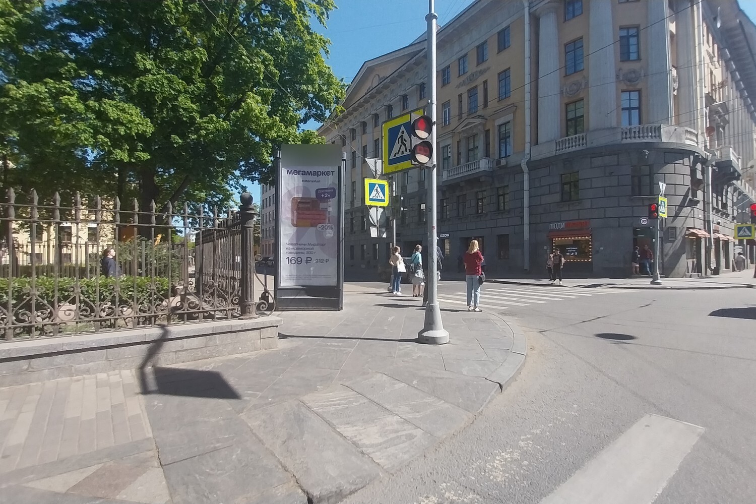 Фотография рекламного носителя, тип: Пиллар 3x1.4, адрес: Каменноостровский пр-т., д.19 X Большая Монетная ул., Санкт-Петербург, Россия. Сторона Б №687586