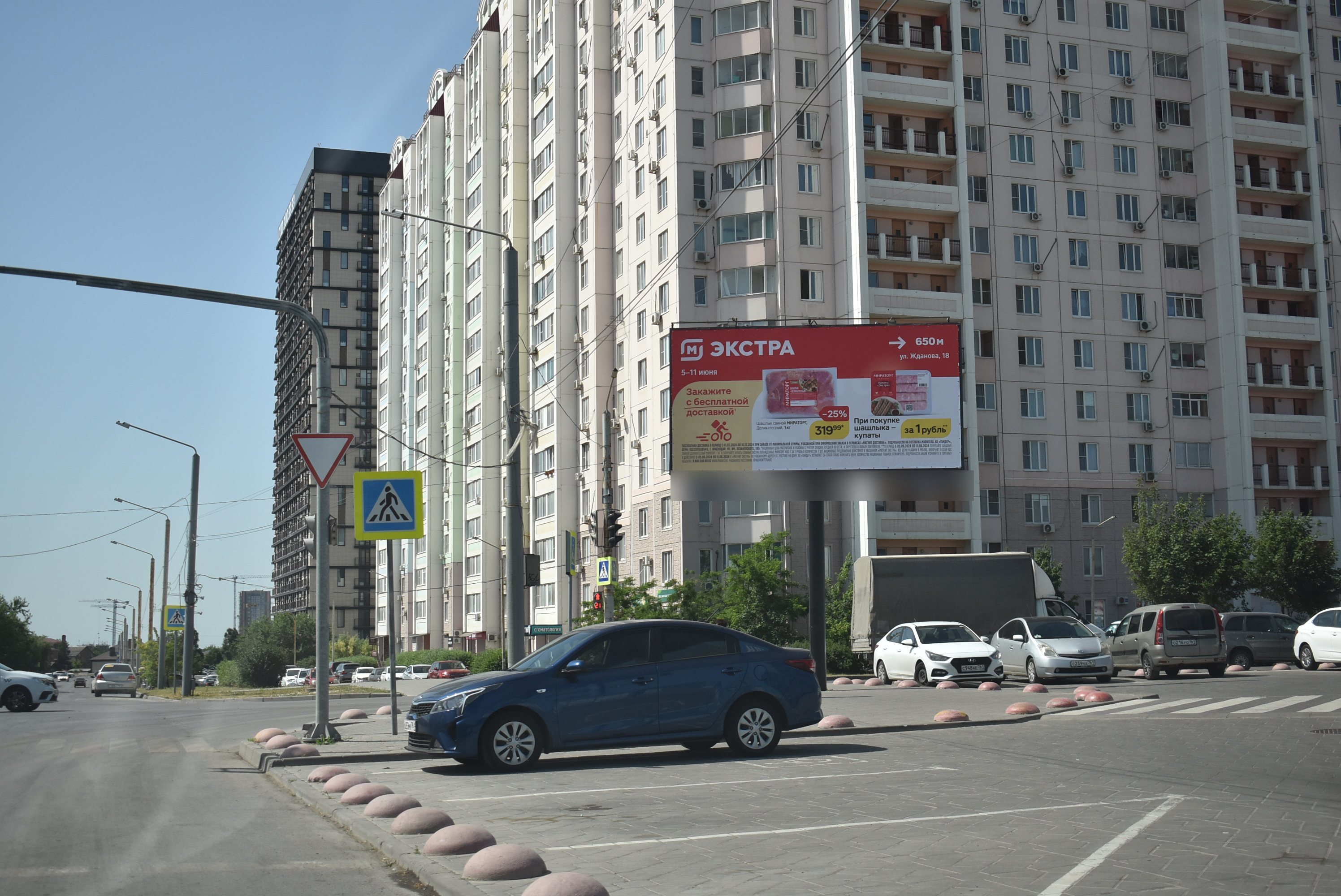 Фотография рекламного носителя, тип: Билборд 3x6, адрес: Жданова ул., д.2 Х Гарнизонный пер., д.7, Ростов-на-Дону, Ростовская область, Россия. Сторона А №841622