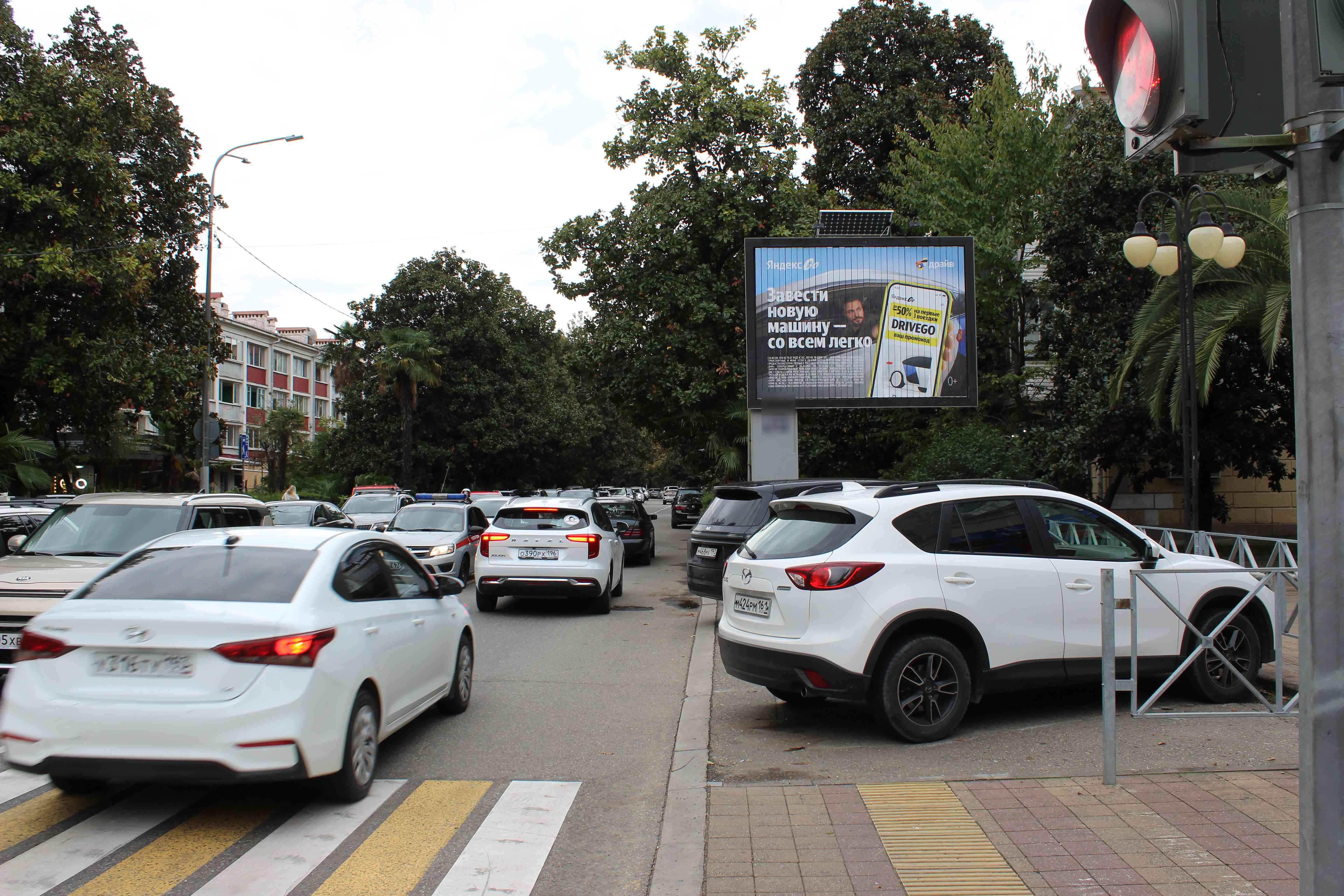 Фотография рекламного носителя, тип: Ситиборд 2.7x3.7, адрес: Гагарина ул., кинотеатр «Родина», Сочи, Краснодарский край, Россия. Сторона A1-A3 №870558