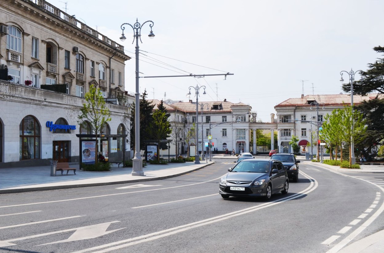 Фотография рекламного носителя, тип: Остановка 1.8x1.2, адрес: Лазарева пл., ост. ТЦ Черноморочка, Севастополь, Россия. Сторона Б1-Б5 №721573